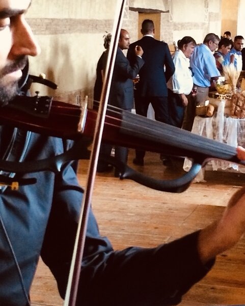 Violinista durante el cóctel de boda
