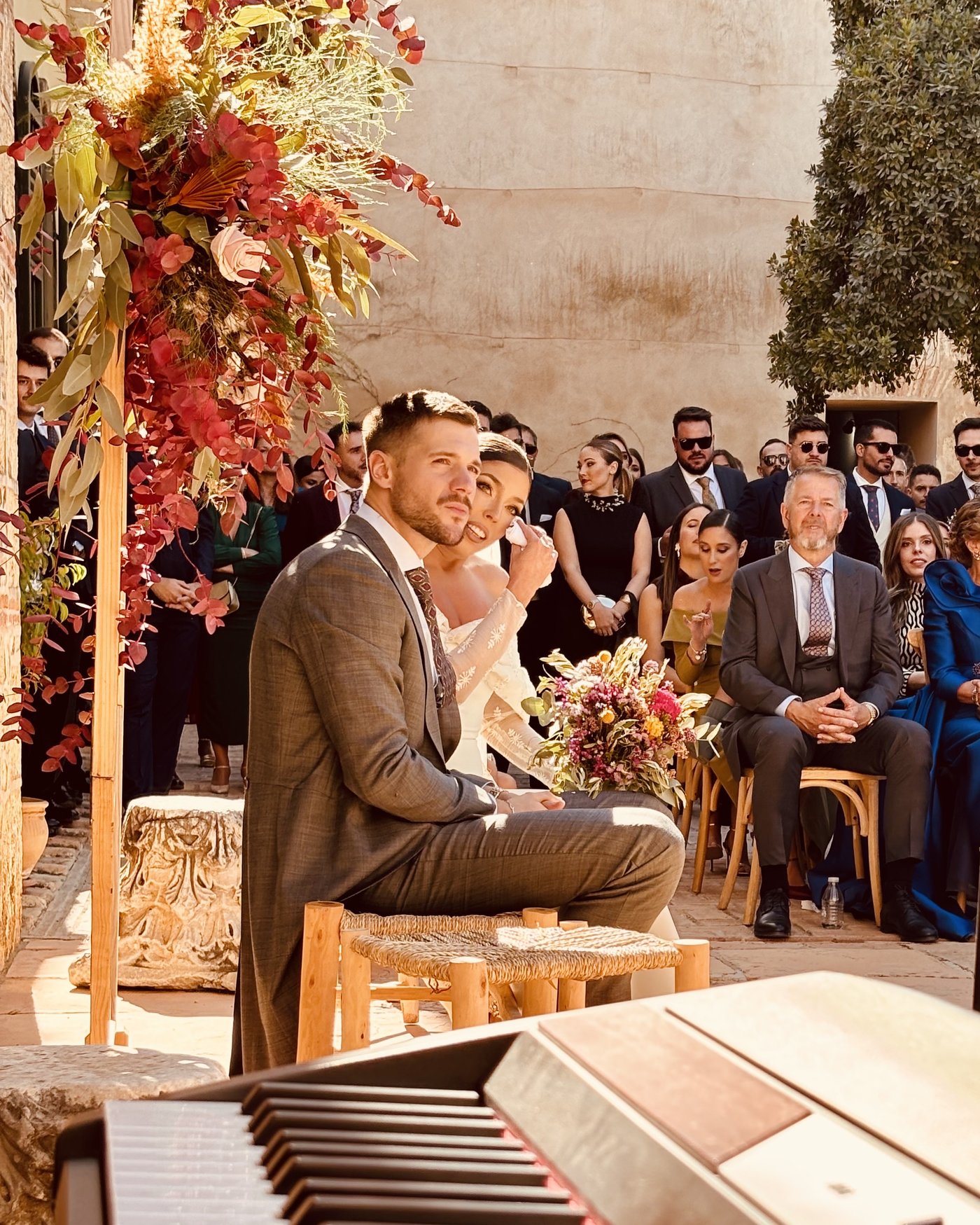 Pareja durante la ceremonia con el piano en primer plano