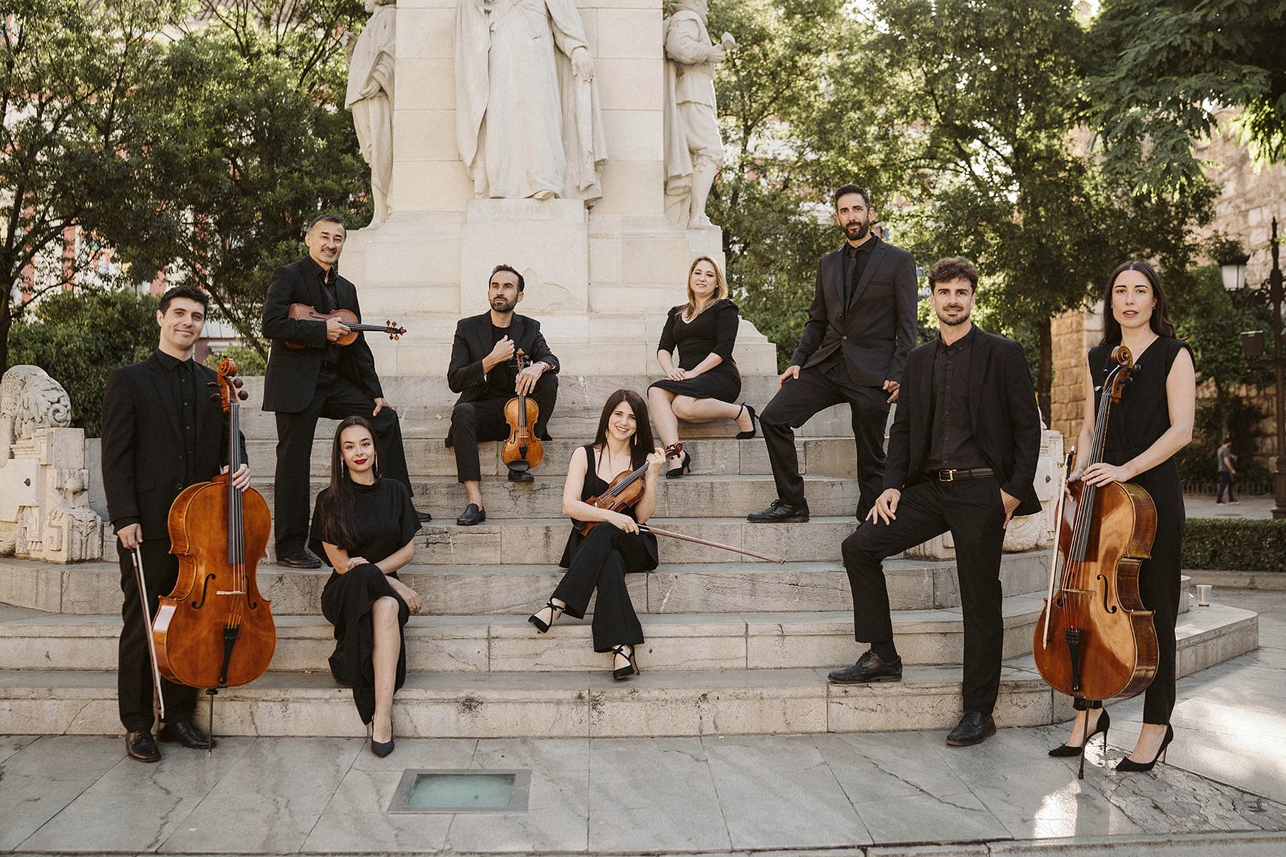 El equipo de Música Para Boda en las escaleras del monumento a Bécquer, Sevilla