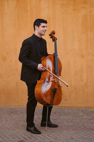 Juan Carlos, violonchelista de Música Para Boda